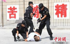 新濠天地平台_新濠天地官网_新濠天地网站_ 杨艳敏 摄 图为特警队员模拟实战场