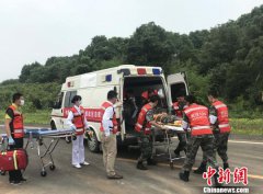 新濠天地平台_新濠天地官网_新濠天地网站_医护人员做出立即空中转运决定